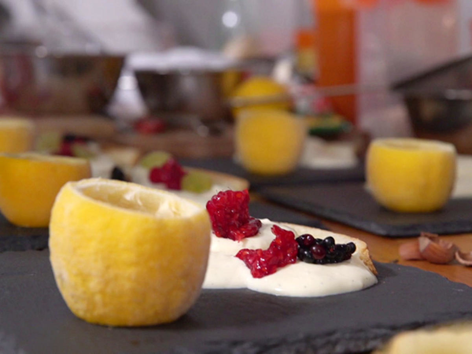 Japanisch-italienischer Flirt: Schwarzes Sesameis und Kokos Panna Cotta