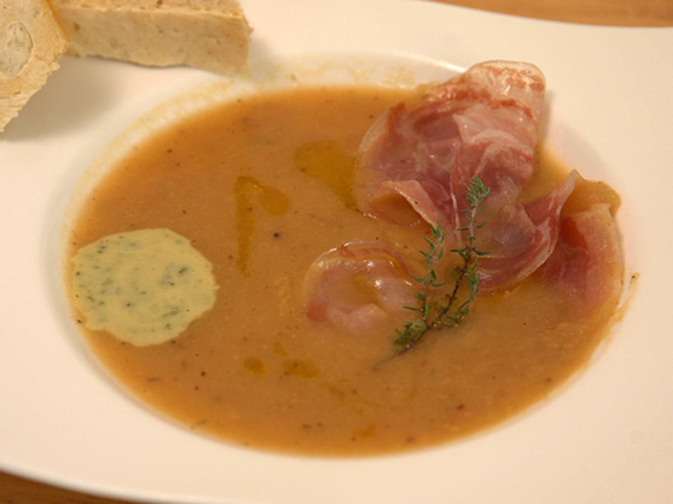 Petersilienwurzelsuppe mit Pancetta und Basilikumschaum