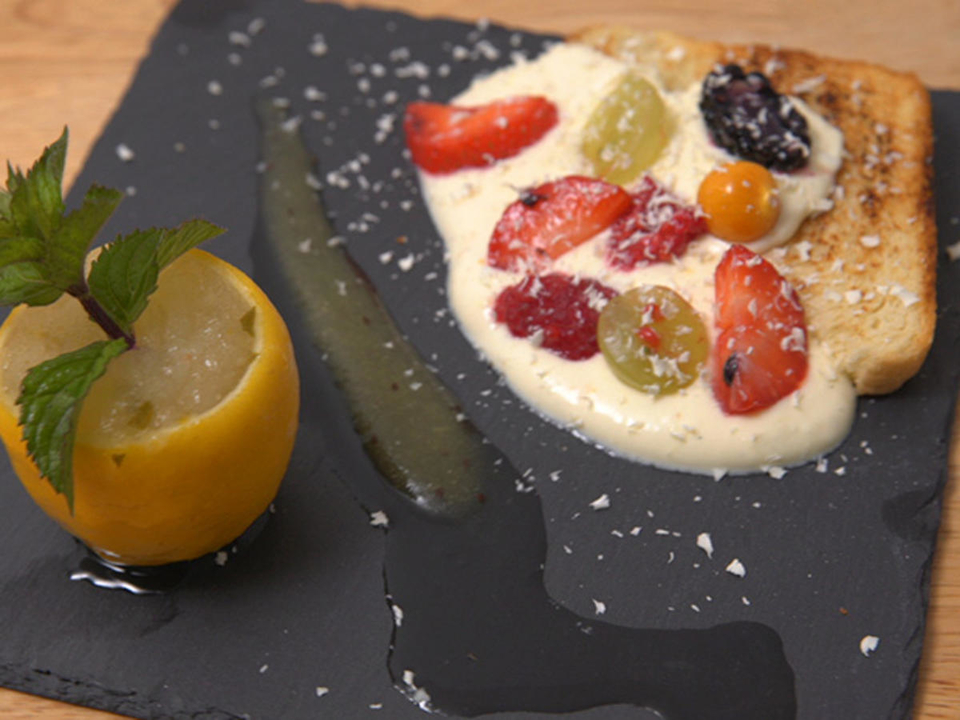 Süßes Bruschetta mit Zitronen-Minz-Eis