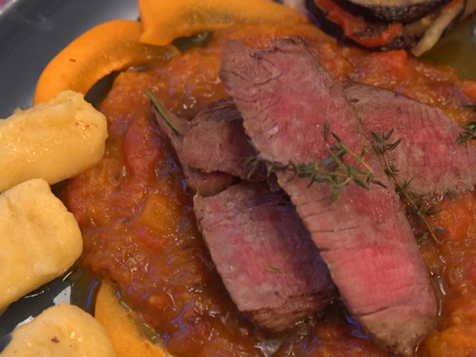Heimisches Bio-Rind mit „Parmigiana di Melanzane“ und Tomaten-Aprikosen-Sugo