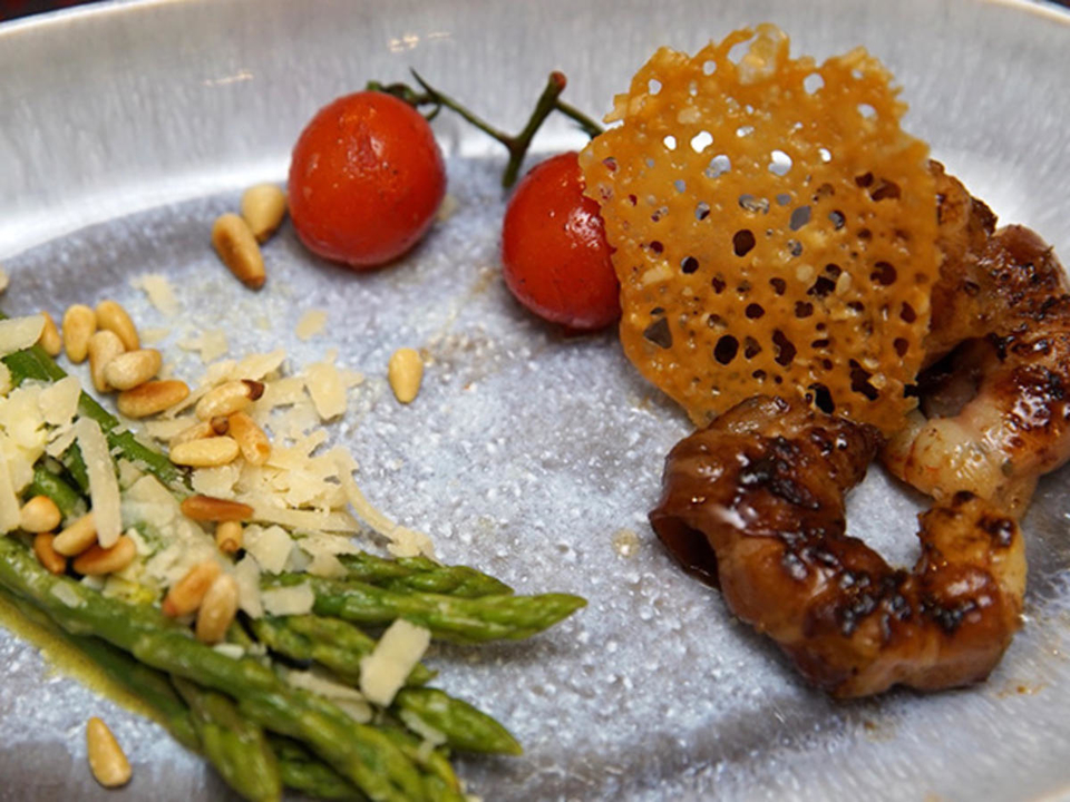 Karamellisierte Riesengarnele mit lauwarmem Spargelsalat