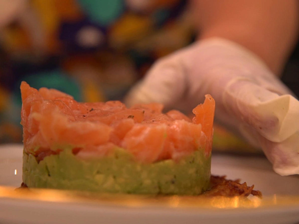 Türmchen vom Lachs auf Avocadobeet und Rösti