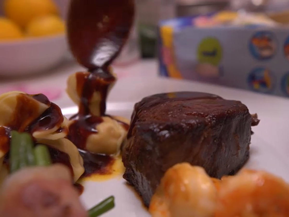 Dry Aged Rinderfilet vom Spessartrind trifft auf Riesengarnele begleitet von Kürbissäckche