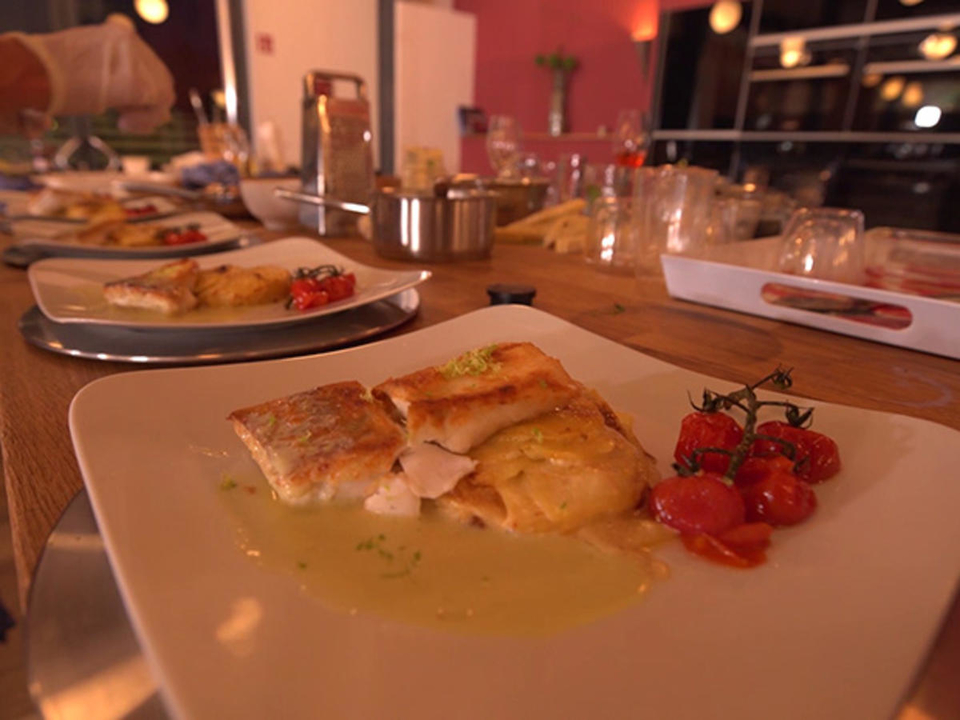 Zander mit Kartoffelgratin, Minitomaten und Meerrettich-Wasabi-Sauce