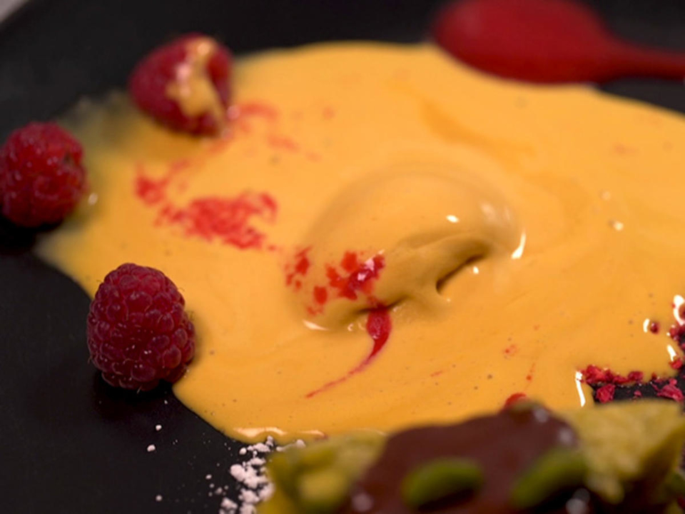 Sanddorn-Eis mit grünem Kuchen