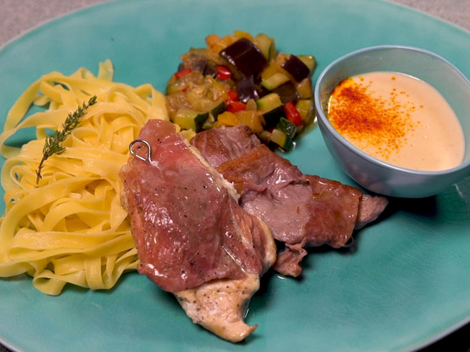 Zweierlei Saltimbocca mit Nudeln, Zitronen-Weißwein-Soße und Sommergemüse