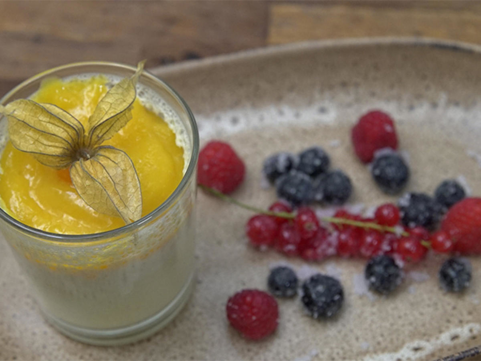 Bayerisch Creme mit Mangospiegel und frischen Waldbeeren