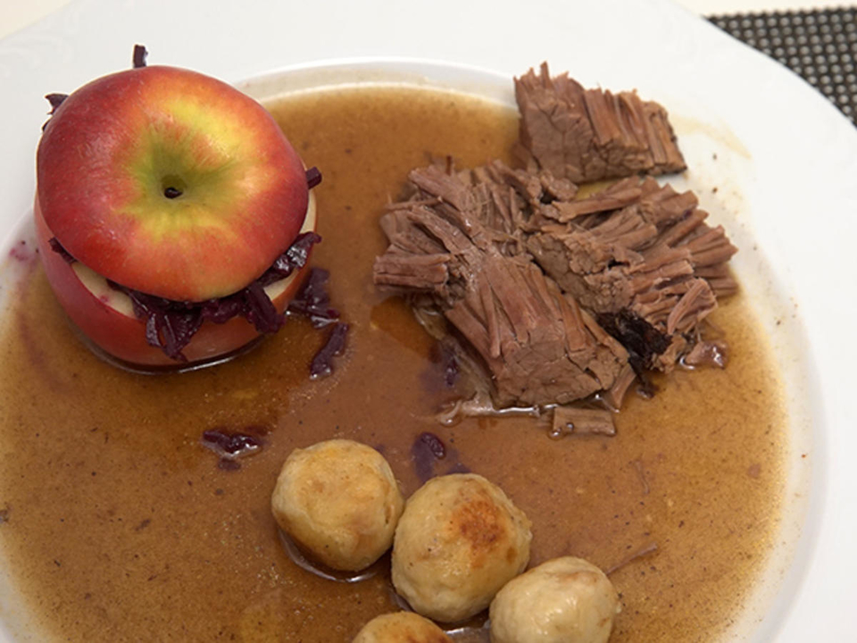 Rindersenfbraten Bayreuther Art mit Semmelknödel und Blaukraut