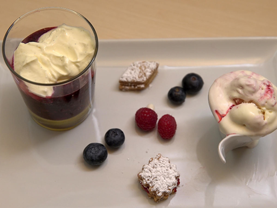 Beerenvariationen mit Eierlikörcreme und Buttergebäck