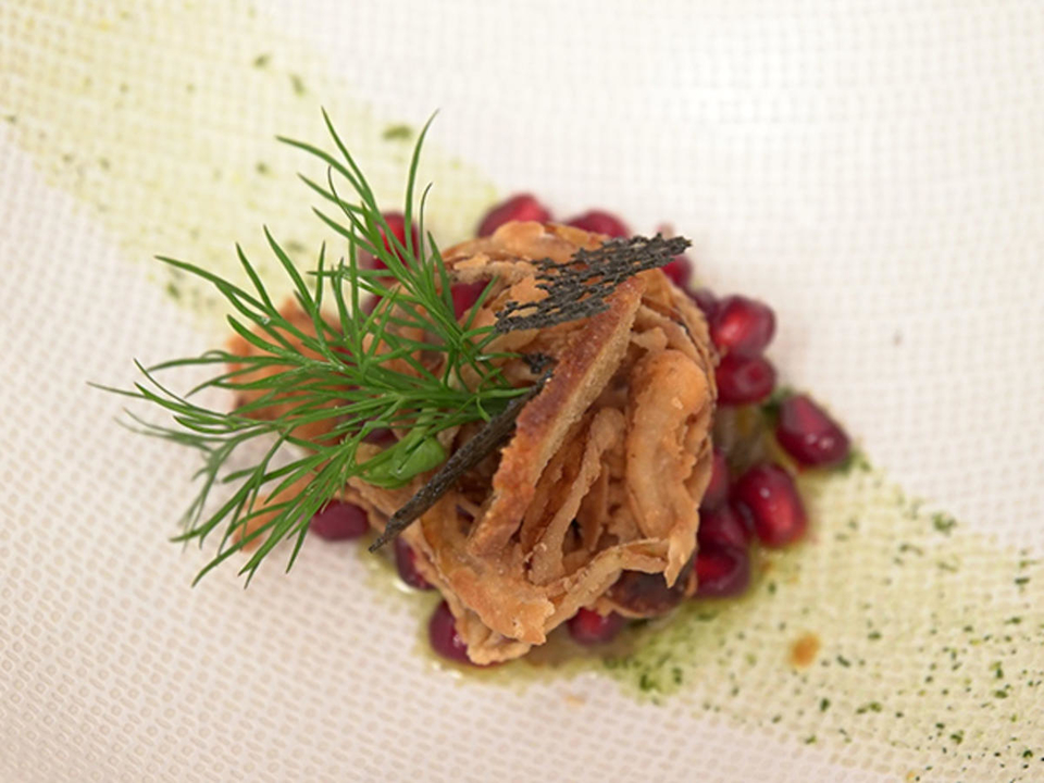 Petersilienwurzelsuppe mit karamellisierten Zwiebeln und Bauernbrot