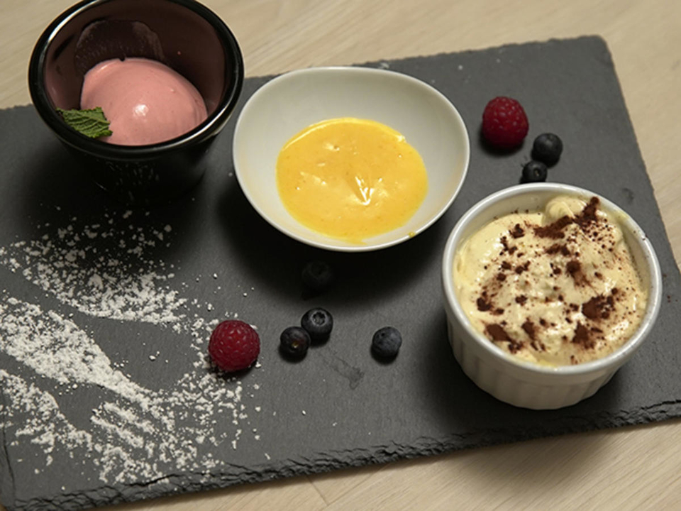 Tiramisu vom Bayreuther Weißbier, frische Weißbierzabaione und Eis von der Himbeere