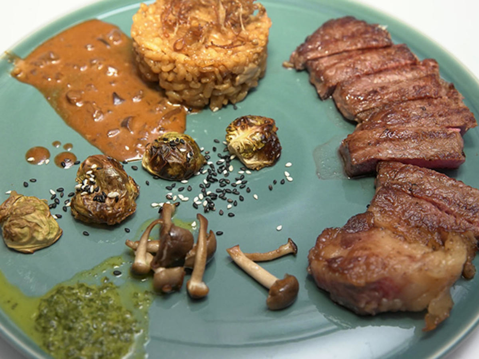Roastbeef vom Wagyu Rind mit asiatischen Arancini, Pilzragout und geflämmtem Chicorée