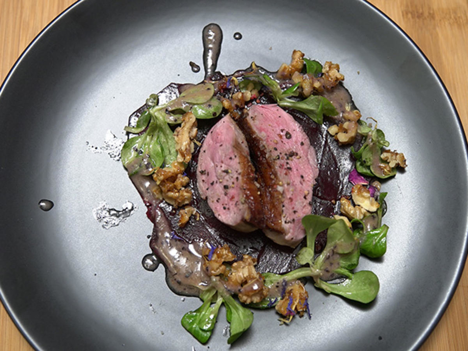 Entenbrust mit Rote Bete Carpaccio und karamellisiertem Crunch