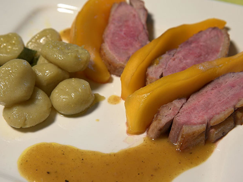 Entenbrust mit Mangospalten und Mangosössle