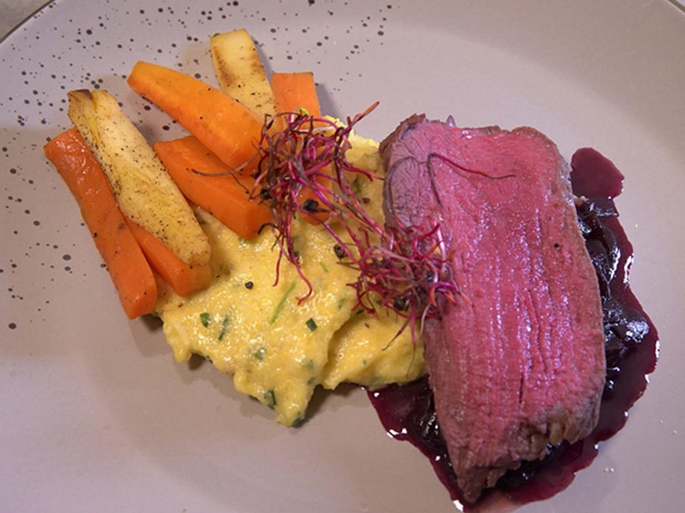 Rinderfilet mit Kräuterpolenta und Möhren-Pastinaken-Gemüse an Rotweinzwiebeln