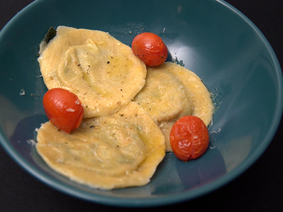 Selbstgemachte Ravioli in Salbeibutter mit geschmolzenen Tomaten