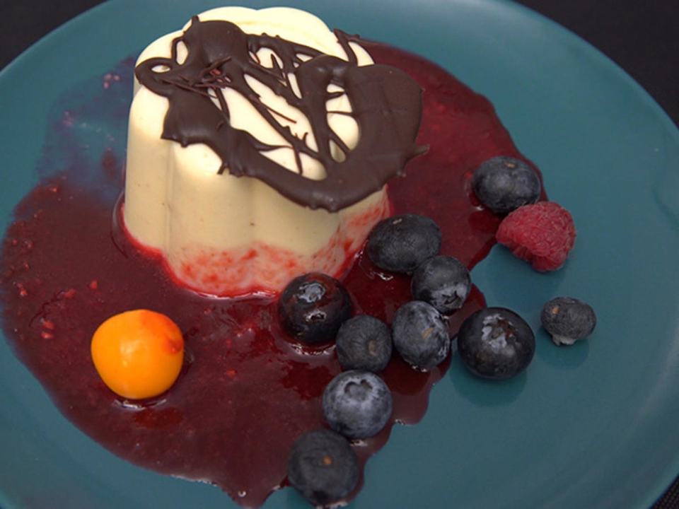 Salbei-Lavendel-Panna-Cotta mit Himbeerspiegel