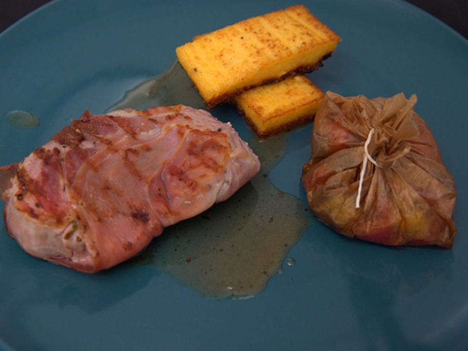 Saltimbocca in Weißweinsoße, mit Polenta und Gemüsepäckchen