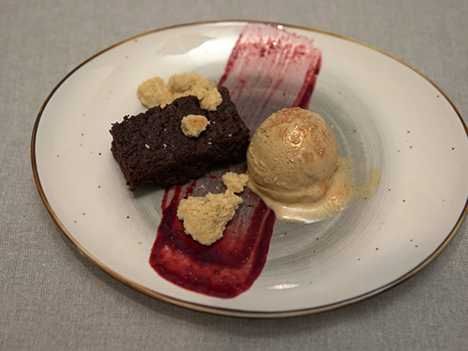 Haselnusseis auf einer Heidelbeerreduktion dazu Milchstreusel und Kaffee-Brownie
