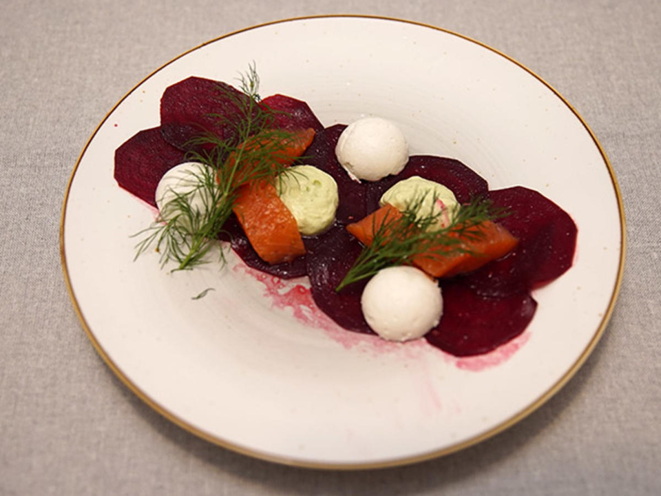 Selbst gebeizte Lachsforelle auf Rote Beete-Bett an Meerrettich Panna Cotta und Honig-Senf