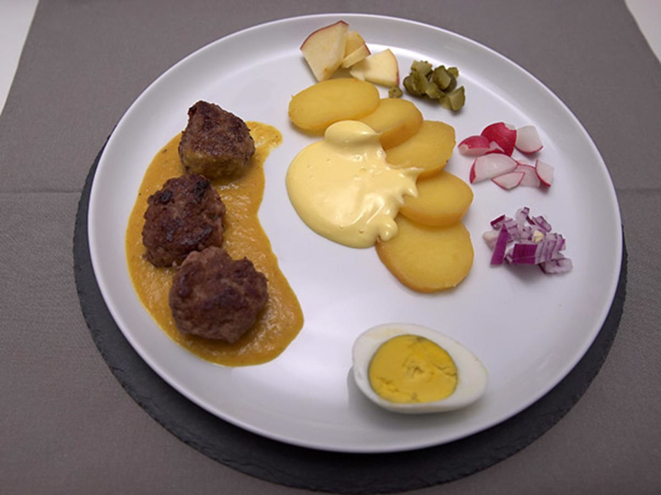 Kartoffelsalat, Frikadellchen mit Currysoße & Brot
