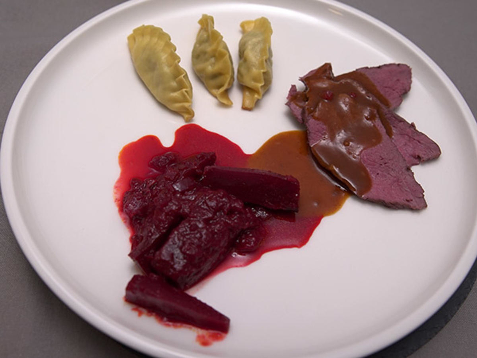 Hirsch, Pilz-Maronen-Potsticker & geschmorte Bete