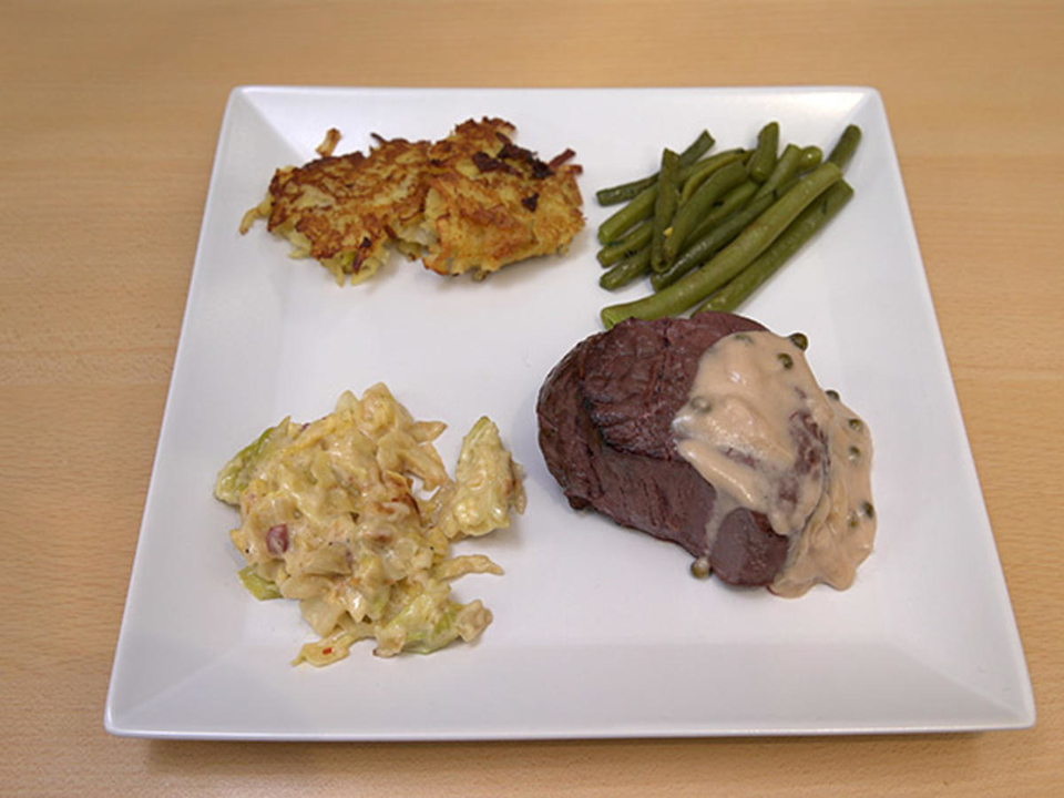 Rinderfilet mit weißer Pfefferrahmsoße, Reibeplätzchen, Rahmspitzkohl und Butterböhnchen