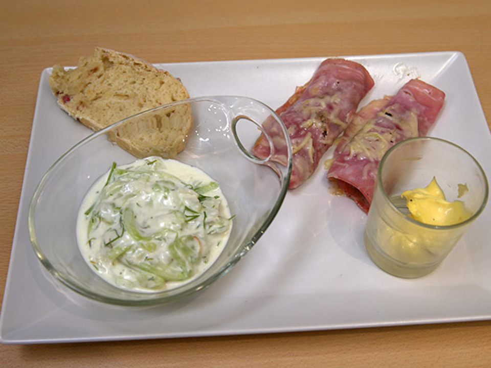 Überbackene, gefüllte Schinkenröllchen mit Gurkensalat und Ciabatta