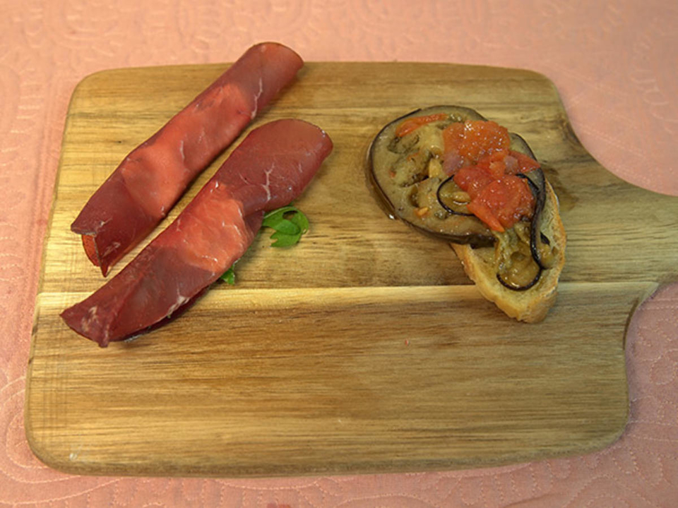 Bresola mit Ziegen und Schafskäse in Trüffelöl mit Rucola