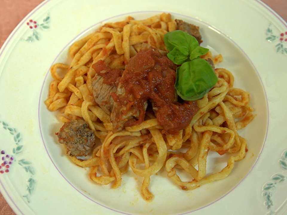 Kalbsfilet in Tomatensugo mit frischen Tagliatellen