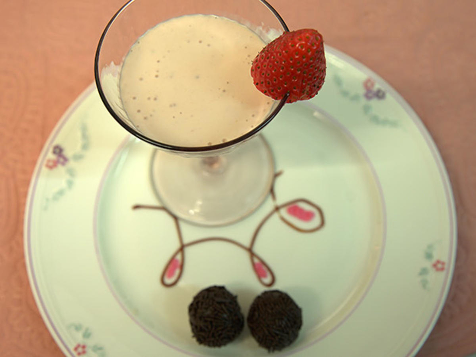 Erdbeer-Maracuja Mousse und Trüffelpraline