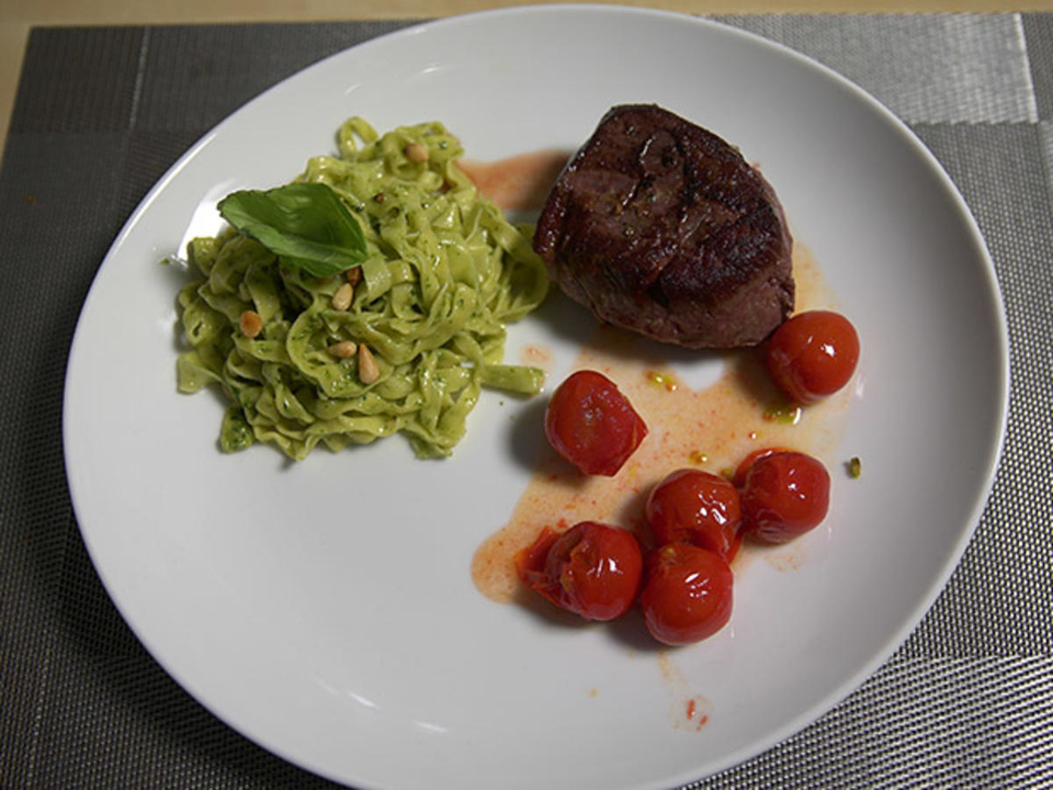Sous-vide gegartes Rinderfilet an Pesto-Tagliatelle