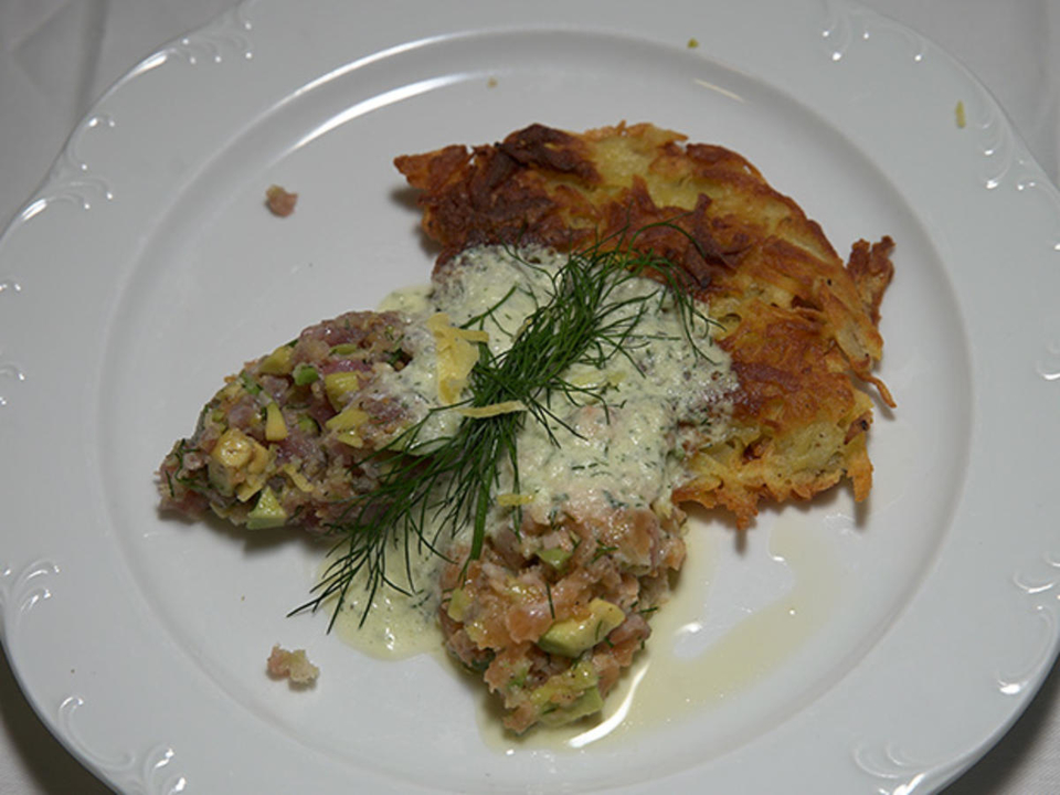 Nocken vom Thunfisch- und Lachstartar auf knusprigem Rösti mit Gurkenschaum