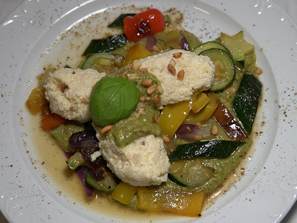Parmesannocken mit gebratener Zucchini und Basilikum-Thymian-Pesto