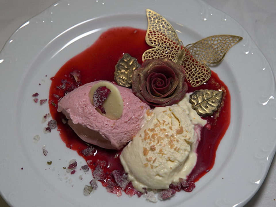 Nocken vom Rosen-Himbeer- und Quark-Marzipan-Mousse
