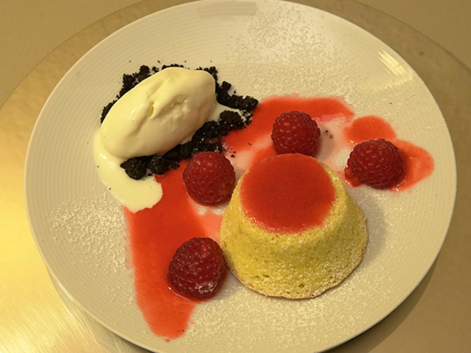 Grießsoufflé mit Himbeeren und Sauerrahmeis