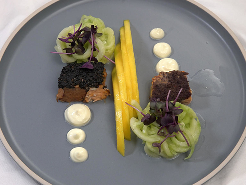 Geräucherter Lachs mit Gurke und Mango