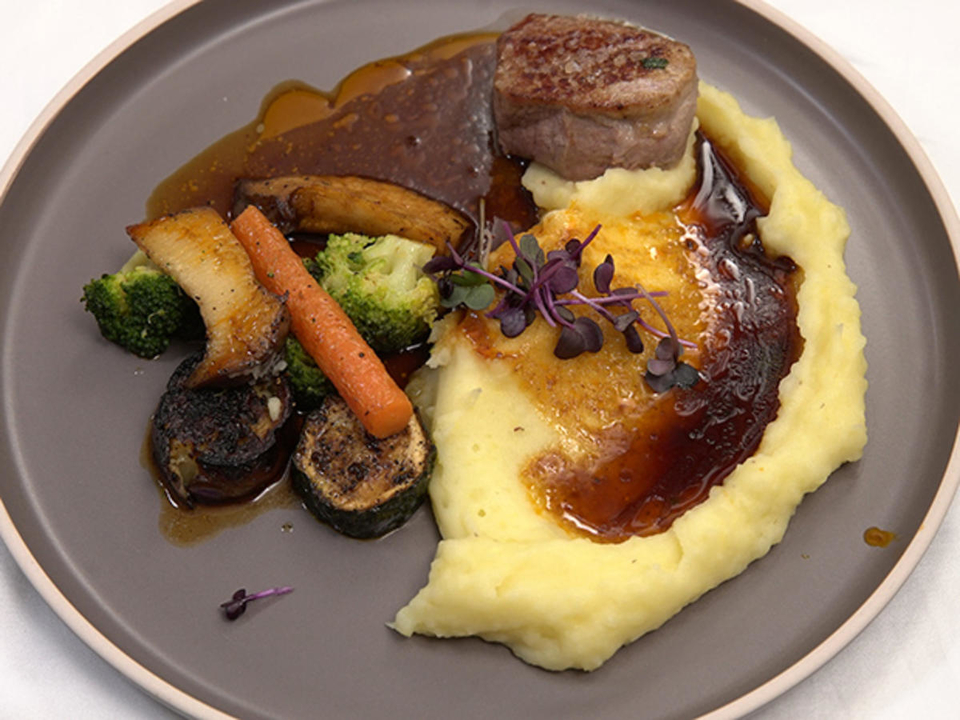 Kalbsfilet mit Kartoffelpüree und Gemüse