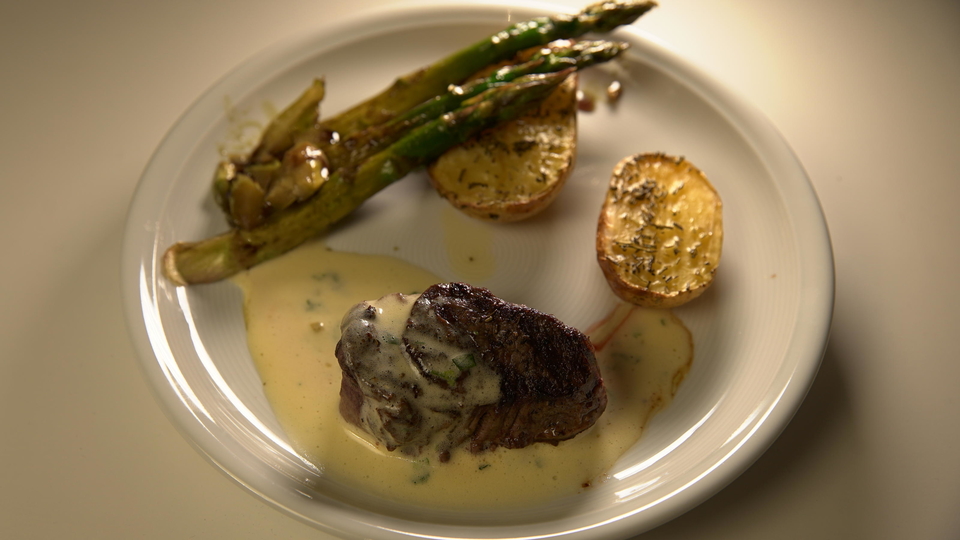 Rinderfilet mit grünem Spargel, Rosmarinkartoffeln und Sauce Bernaise