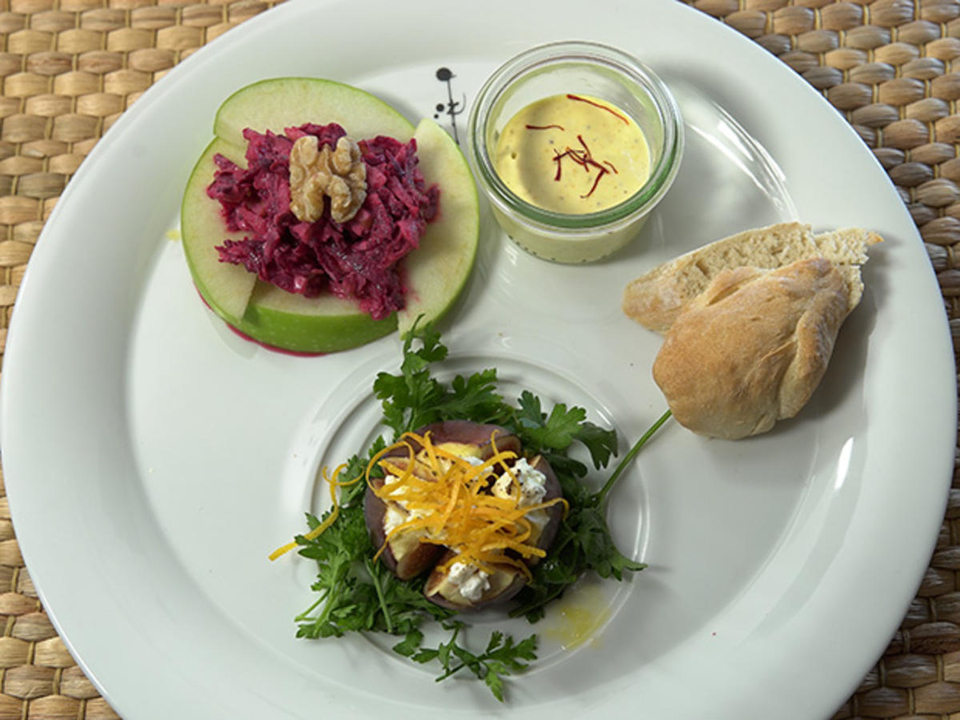 Gratinierte Feige mit Ziegenkäse, Orange und Serranoschinken, Rote-Bete-Salat