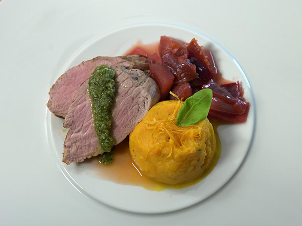 Schweinelende mit Kürbis-Kartoffelstampf und Pflaumenchutney
