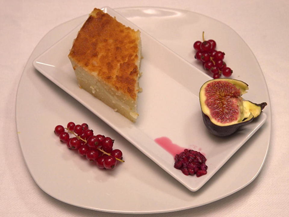 Orientalischer Grießkuchen mit Cremefüllung