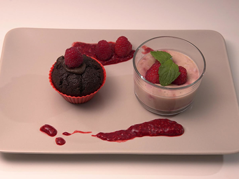 Himbeer-Schoko-Muffin mit einer Himbeer-Kokos-Creme