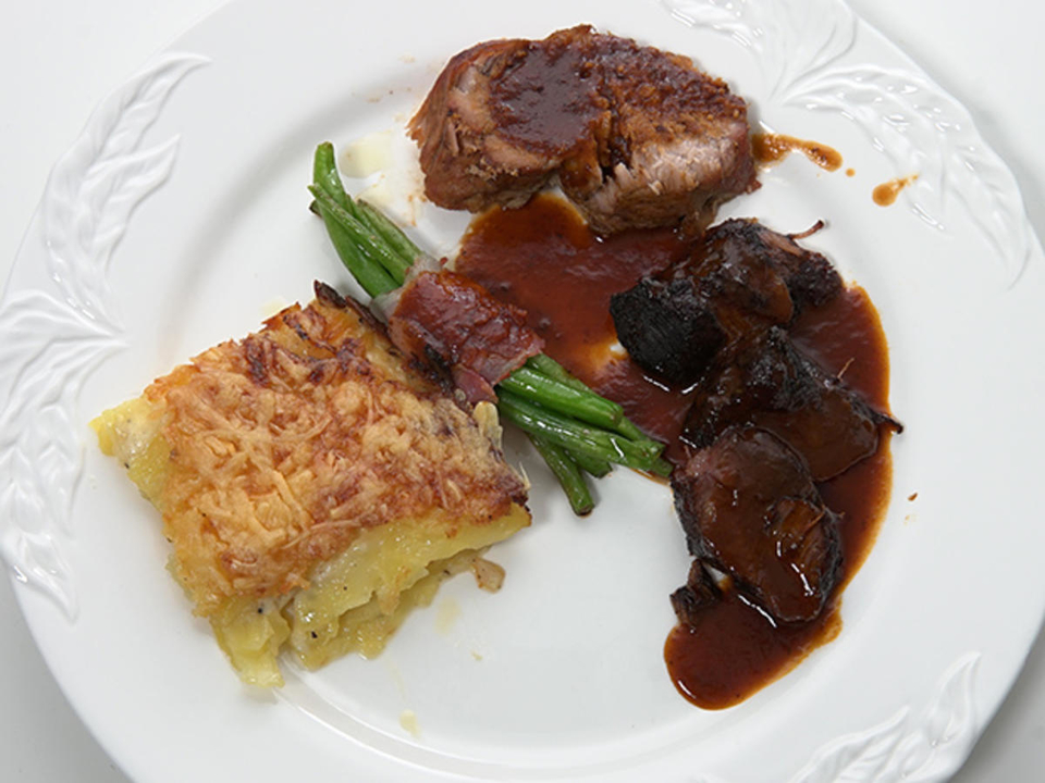 Zweierlei vom Kalb mit Kartoffelgratin und Rotweinsoße