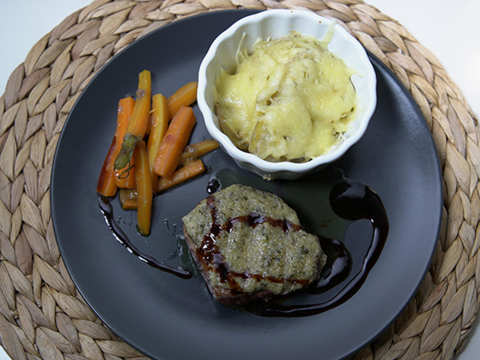 Schlotziges Kartoffelgratin, süße Karotten und Rinderfilet mit Kräuterkruste