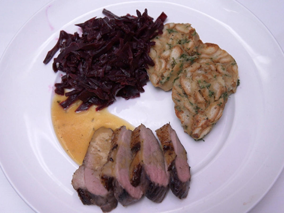 Ente an Orangensauce mit selbstgemachten Serviettenknödeln und Apfelrotkohl
