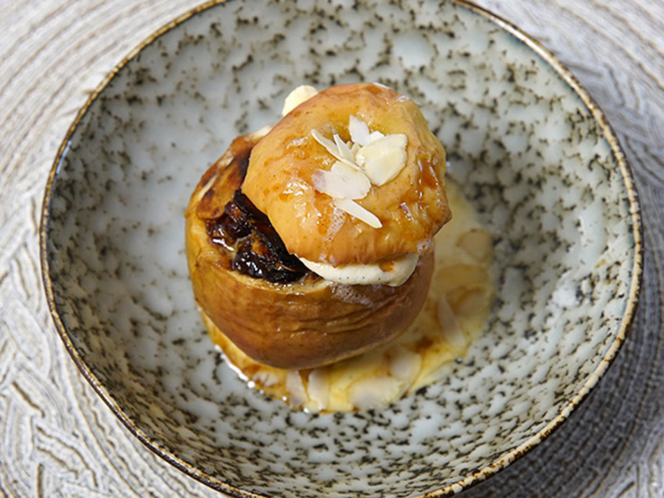 Bratapfel mit Nuss-Frucht-Füllung an Vanilleeis