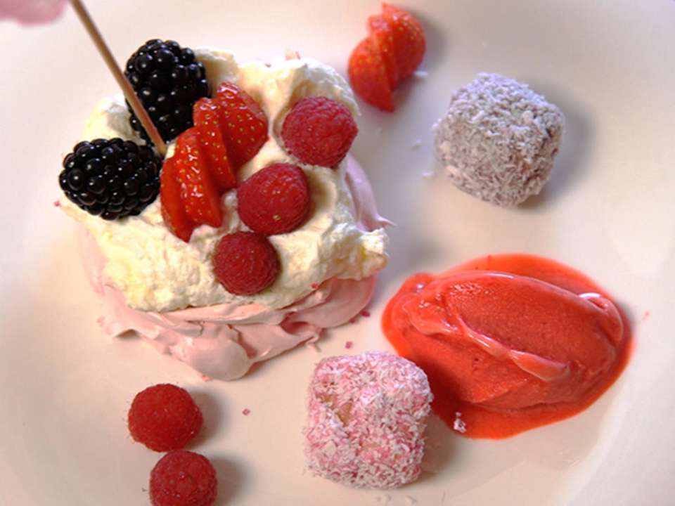 Pink Berry Pavlova mit Himbeer-Sorbet und rosa Mini Lamingtons