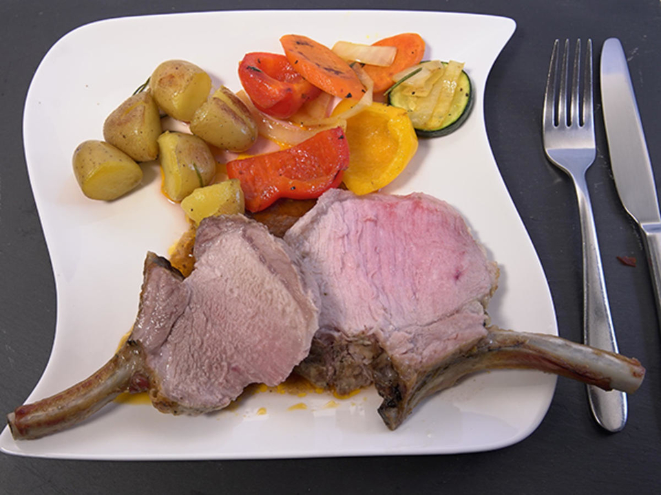 Crownroast vom Iberico-Karree mit Kräuterkartoffeln und Pfannengemüse