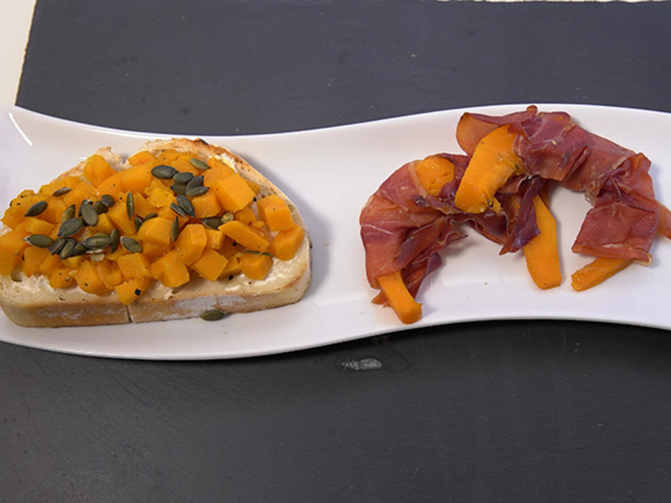 Kürbis-Bruschetta mit knusprigem Kürbis im Serranoschinken-Mantel